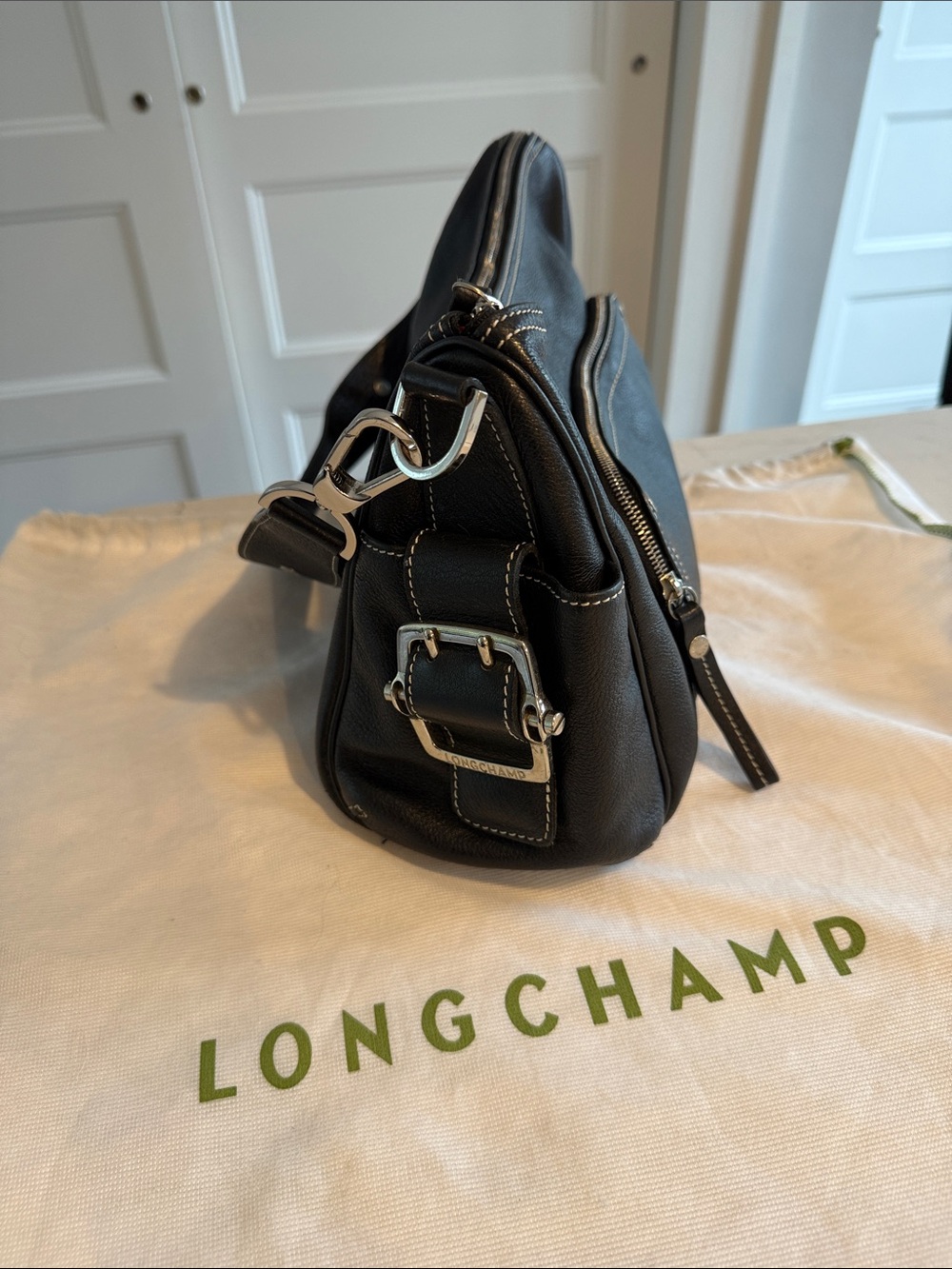 Longchamp Black Leather Shoulder Bag with Wide Contrast-stitched Strap - Picture 2 of 5